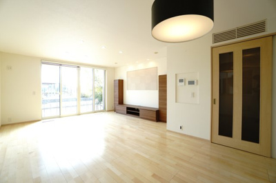 【居間・リビング】 | 石内北１丁目26戸建【セントラルシティこころ】 | 【約21.5帖LDK】
大きな窓から光が差し込む、明るく伸びやかなLDK。
テレビボードまわりもすっきり整っており、
ソファやダイニングセットの配置もし易く、
暮らしに合わせて心地よく整え易い空間です