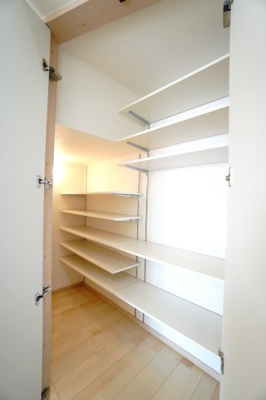 【収納】 | 石内北１丁目26戸建【セントラルシティこころ】 | 【キッチンパントリー】
キッチン横には、階段下を上手に活かした約1帖のパントリー。
可動棚と照明付きで、食品ストックや日用品、調理家電まで
用途に合わせて整理し易く、キッチンまわりをすっきり保ち易い！