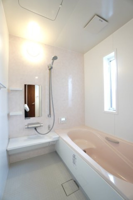 【浴室】 | 石内北１丁目26戸建【セントラルシティこころ】 | 【バスルーム】
LIXIL製1616サイズを採用。
ゆったりとした浴槽に加え、窓付きで換気もしやすく、
一日の疲れを心地よく癒しやすい、
清潔感と開放感のある空間で、毎日の入浴時間も快適！