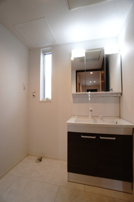 【独立洗面台】 | 石内北１丁目26戸建【セントラルシティこころ】 | 【パウダールーム】
TOTOの洗面化粧台を備えた、清潔感あるパウダールーム。
洗濯機置場と窓も確保され、朝の身支度や洗濯も行いやすい。
明るく使い勝手の良い空間で、洗面まわりもすっきり整えやすい。