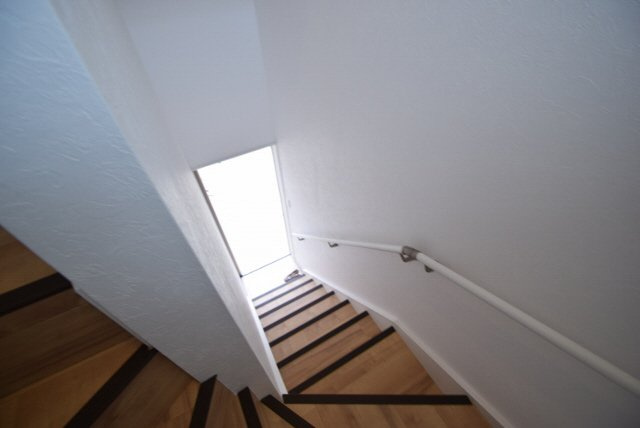 トレーフルの玄関|中階段