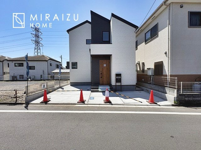 【外観】 | 青く澄み渡った綺麗な空と、陽の光をたっぷりと受ける、そんな新築住宅で新生活をスタートしてみませんか？見学・ご相談等、ミライズホーム(株)までお気軽にご連絡下さい。