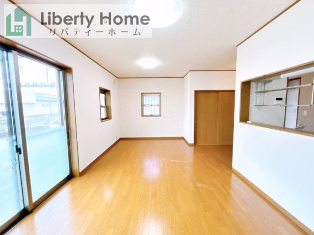 牛久市牛久町　中古戸建の居間・リビング