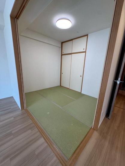 【居間・リビング】 | ローレルコート小阪二丁目 | 【LDK：ゆったり約18.4帖！】