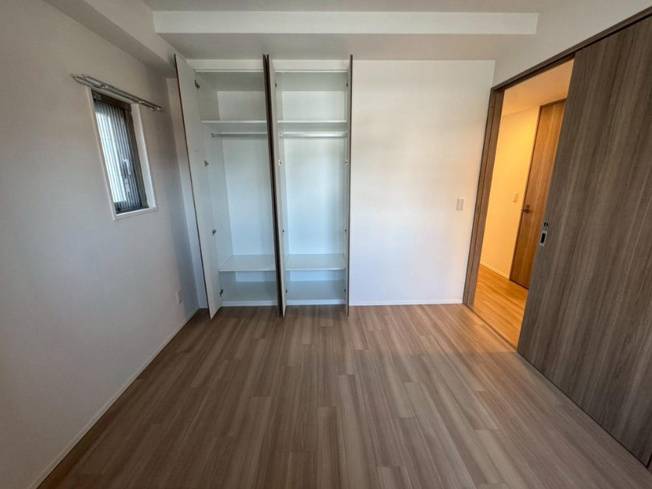 【キッチン】 | ローレルコート小阪二丁目 | 食洗機付きのシステムキッチン☆3口ガスコンロ☆背面にカップボード付きです♪