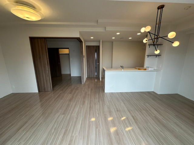 【居間・リビング】 | エスリード小阪ミッドゲート | 【LDK：約15.9帖】リビング・ダイニングの2面に床暖房完備です☆