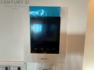 訪問者が来たときにテレビ画面で確認できるため、安心してドアを開けられます。録画機能があるものもあり、留守中に来訪者を記録しておくことができます。利便性が高く、セキュリティ面でも安心です。