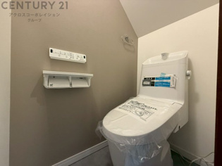 温水洗浄便座付トイレは温水洗浄機能により、暖かい水でおしりを洗浄することができ、冷たい水を使う従来の便座に比べ、温水洗浄機能で暖かいトイレを提供し、快適な使用を可能にします。