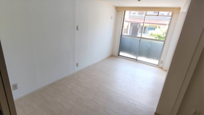 【居間・リビング】 | カテナ豊里 | 外の光が差し込む明るいお部屋です