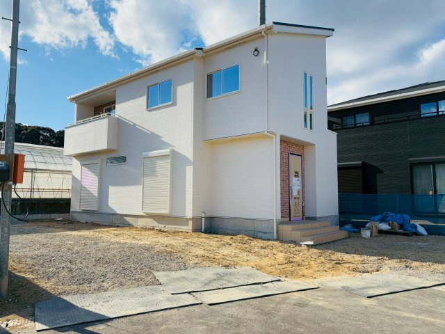 土佐市蓮池3期2棟　1号棟の外観|青空に映える白い外観。たっぷりの陽ざしと開放感で、毎日気持ちよく過ごせます