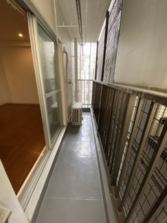 【バルコニー】 | コーポモントレー | 雨はほぼ防げるバルコニーになります。