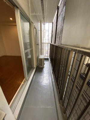 【バルコニー】 | コーポモントレー | 雨はほぼ防げるバルコニーになります。