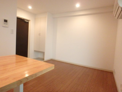 【居間・リビング】 | コーポモントレー | こちらのリビングでゆったりとしたお時間をお楽しみください。