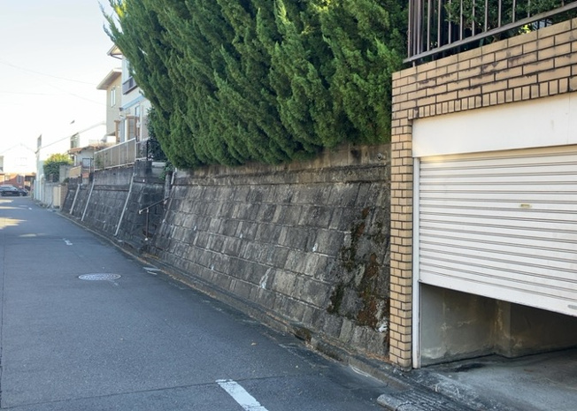 【外観】 | 家を建てる前提で土地を探している場合、地盤の丈夫さは譲れない条件の一つです。地盤が脆弱だと追加工事が必要となります。また、過去に地盤沈下や液状化現象を起こした土地は、できるだけ避けた方がいいでしょう。