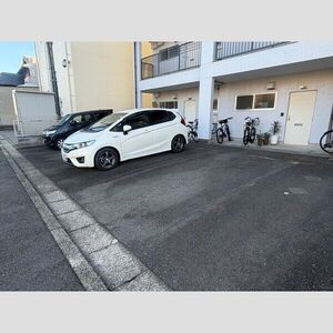 アーバンシャトーMGの駐車場