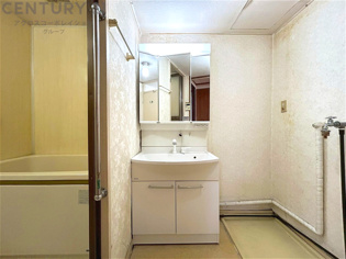 化粧品や洗顔料、歯ブラシなどの必需品をまとめて置ける収納スペースがあり、使用するたびに取り出す手間が省けます。また、水回りのため、濡れても大丈夫な素材が使用されており、お手入れが簡単です。