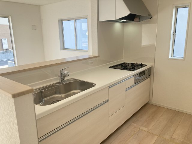 クレイドルガーデン高崎市金古町第16　4号棟（平屋）のキッチン|人気のカウンターキッチン採用です☆
コンロも３口ご用意しています！調理スペースも広くストレスなくお料理できます。
浄水器つきなので美味しいお水も飲めますよ♪