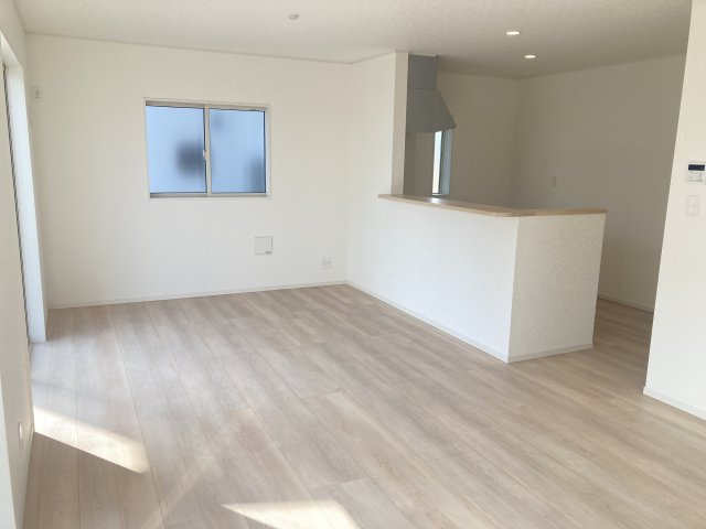 クレイドルガーデン高崎市金古町第16　4号棟（平屋）の居間・リビング|人気の対面式キッチンを配した空間はお好みの家具も合わせやすく、家族がくつろぐ快適な空間造りをサポート。窓からは明るい陽光が差し込みます。