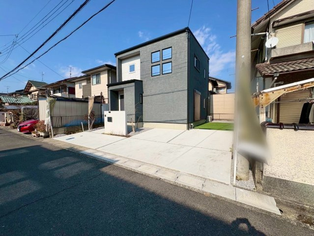 草津市橋岡町　新築戸建ての前面道路含む現地写真