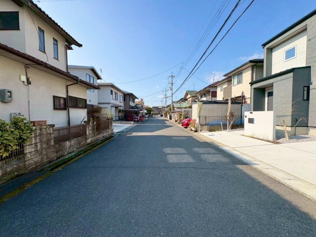 草津市橋岡町　新築戸建ての前面道路含む現地写真