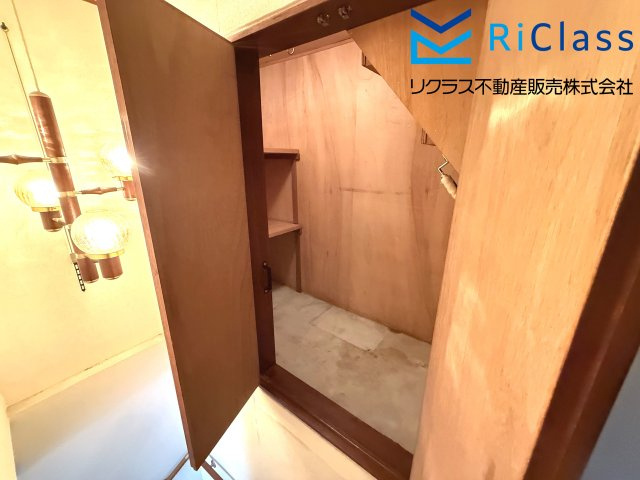 中古戸建　神戸市灘区篠原北町２丁目1の収納|階段下収納です