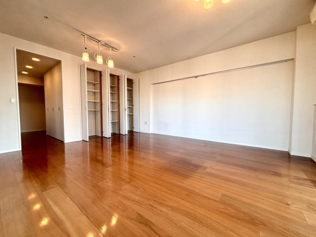 16.7帖、２面採光の開放的なリビング