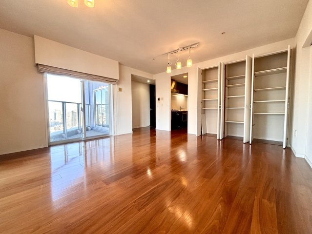 16.7帖、２面採光の開放的なリビング