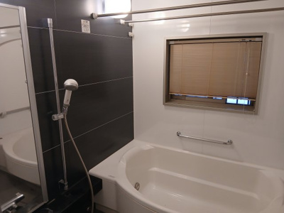 【浴室】 | ネバーランドシエル箕面ロワイヤルS棟 | 広々した浴槽に開放的な窓も付いております。