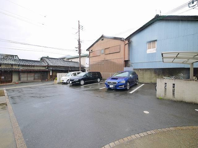 シャーメゾン南城戸の駐車場|駐車場があるので、車を買う予定の方も安心です