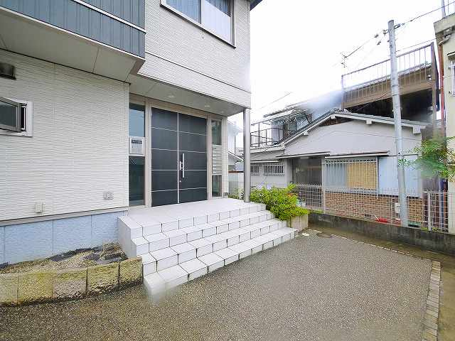 シャーメゾン南城戸のエントランス|オートロック付きで安心です。