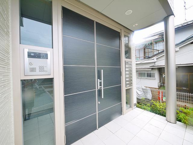 シャーメゾン南城戸のエントランス|オートロック付きで安心です。