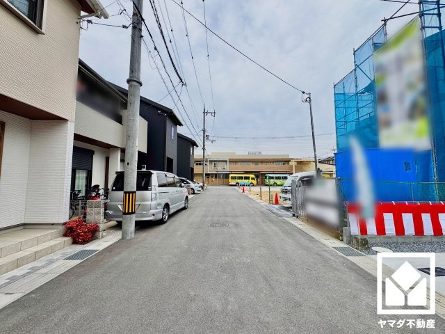 伏見区羽束師鴨川町　第3　1号棟の前面道路含む現地写真
