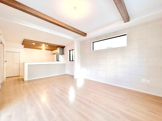 松戸市緑ケ丘２期　全２邸の居間・リビング|【リビングダイニング】２面採光、明るいリビング♪暖かな光が射し込む、広々リビングダイニング　※写真は施工例です