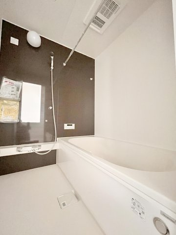 松戸市緑ケ丘２期　全２邸の浴室|【システムバス】窓付きの明るい開　放感のあるシステムバス。エコフルシャワー・保温浴槽・浴室乾燥機・エコジョーズなどの省エネ設備が標準装備！オシャレな浴室です♪　