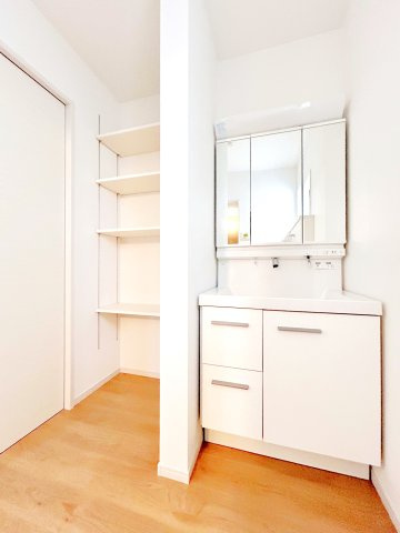 松戸市緑ケ丘２期　全２邸の独立洗面台|【洗面化粧台】ゆとりのある洗面室に、たっぷり収納の３面鏡付き、洗面化粧台。明るい陽射しが差し込む小窓があり毎朝気分も上がります♪　※写真は施工例です