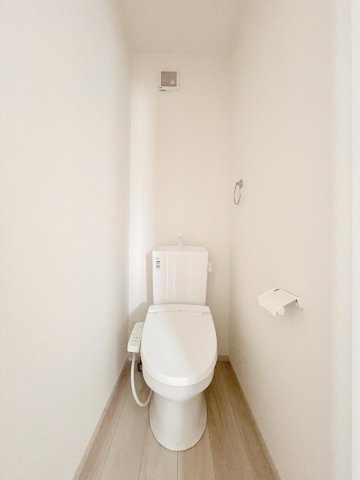 松戸市緑ケ丘２期　全２邸のトイレ|【トイレ】ウォシュレット付の高性能トイレは、１・２階に完備してあり、清潔でお手入れもラクラク♪