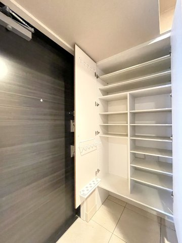 プレミスト京都西院の玄関|シューズBOX