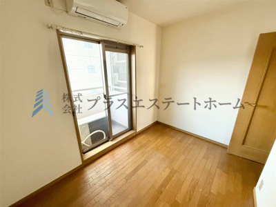 【その他】 | ワコーレシャロウ御屋敷通 | 【リフォーム前】バルコニーに面した明るく開放的な洋室です♪爽やかな風が通り抜ける洋室は主寝室やお子様のお部屋に♪