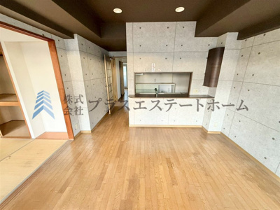 【その他】 | ワコーレシャロウ御屋敷通 | 【リフォーム前】バルコニーから光が差し込むリビングです♪暖かい空間で家族団らんをお楽しみください♪