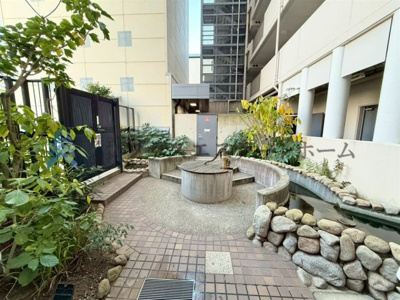 【その他】 | ワコーレシャロウ御屋敷通 | マンション内のお庭です♪お水が流れていてせせらぎに癒されます♪