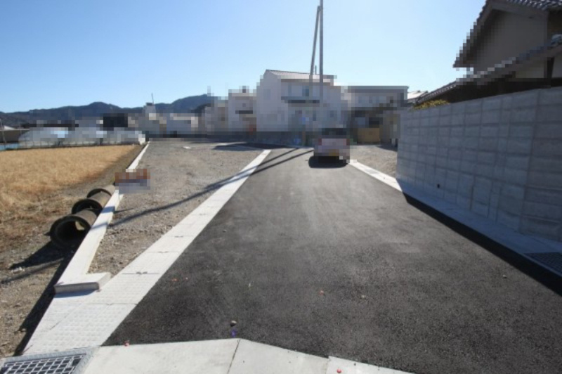 鴨部　建築条件なし　売土地　1号地（全4区画）の前面道路含む現地写真|西側　幅4.9ｍ　公道　舗装あり