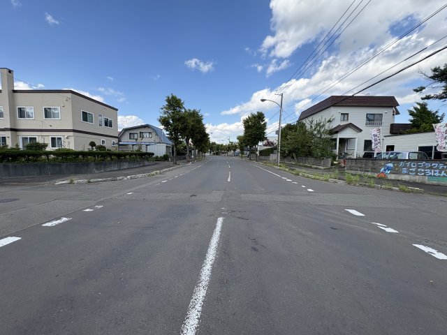 北広島市里見5丁目の前面道路含む現地写真