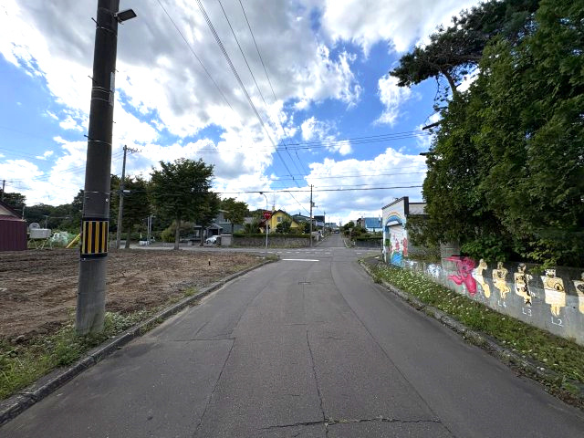 北広島市里見5丁目の前面道路含む現地写真