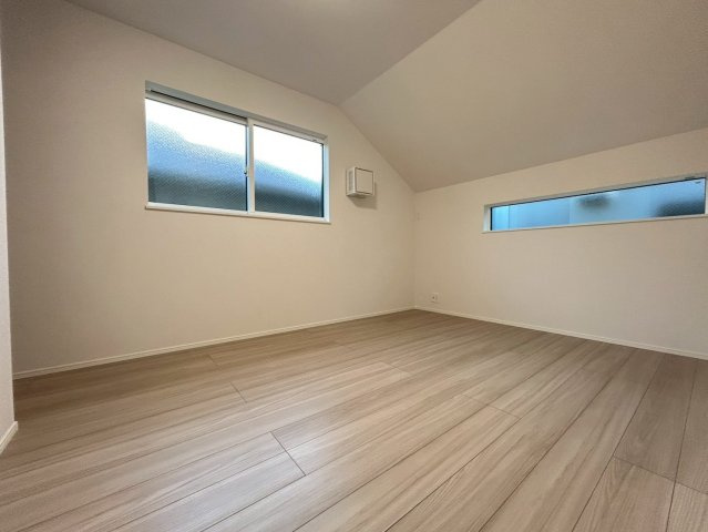 杉並区本天沼1丁目　新築戸建の洋室|全居室２面採光のため、日差しが差し込む明るいお部屋です！(2026.1.9撮影)

現地ご見学希望・資料請求などお気軽にお問い合わせ下さい！
03-5990-5201