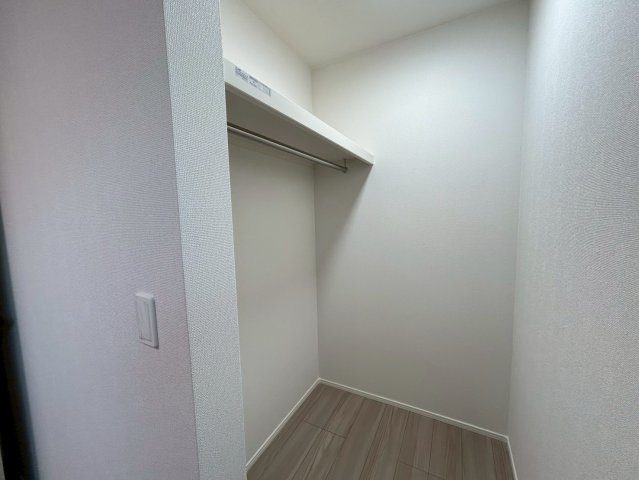 杉並区本天沼1丁目　新築戸建の収納|四季に応じて衣類などをしまう事ができる、大型収納スペースのウォークインクローゼット！(2026.1.9撮影)

現地ご見学希望・資料請求などお気軽にお問い合わせ下さい！
03-5990-5201