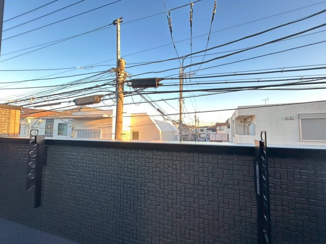 杉並区本天沼1丁目　新築戸建のバルコニー|朝の澄んだ空気や、夕方の清々しい風を五感で感じられるバルコニー！(2026.1.9撮影)

現地ご見学希望・資料請求などお気軽にお問い合わせ下さい！
03-5990-5201