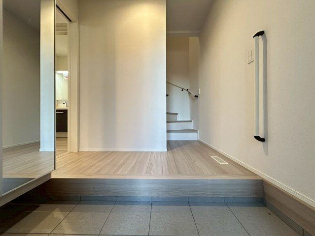 杉並区本天沼1丁目　新築戸建の玄関|お出かけ前の身だしなみチェックに役立つ鏡と収納完備の玄関です。(2026.1.9撮影)

現地ご見学希望・資料請求などお気軽にお問い合わせ下さい！
03-5990-5201