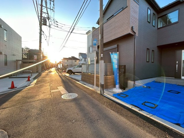 杉並区本天沼1丁目　新築戸建の前面道路含む現地写真|良好な住環境が守られてきた、第一種低層住居専用地域の住宅街です。(2026.1.9撮影)

現地ご見学希望・資料請求などお気軽にお問い合わせ下さい！
03-5990-5201