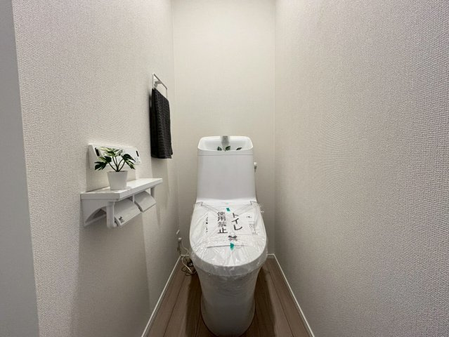 杉並区本天沼1丁目　新築戸建のトイレ|ウォシュレット付きのトイレはいつも快適！(2026.1.9撮影)

現地ご見学希望・資料請求などお気軽にお問い合わせ下さい！
03-5990-5201