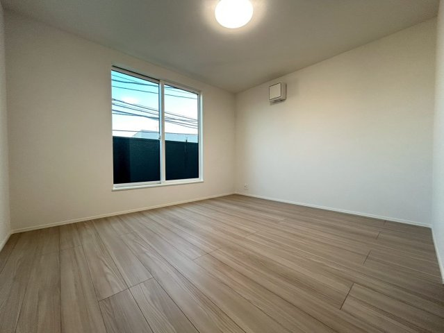 杉並区本天沼1丁目　新築戸建の洋室|明るいお部屋はそれだけで気分が晴れやかになりますね！(2026.1.9撮影)

現地ご見学希望・資料請求などお気軽にお問い合わせ下さい！
03-5990-5201